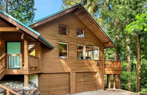 Cedar Heights House | Spacious Cabin Style Home with Hot Tub, Sauna, King Bed, Loft, Free Parking