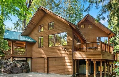 Cedar Heights House | Spacious Cabin Style Home with Hot Tub, Sauna, King Bed, Loft, Free Parking
