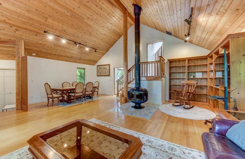 Cedar Heights House | Spacious Cabin Style Home with Hot Tub, Sauna, King Bed, Loft, Free Parking