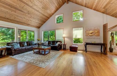 Cedar Heights House | Spacious Cabin Style Home with Hot Tub, Sauna, King Bed, Loft, Free Parking