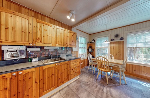 Boothbay Harbor Cabin | Spacious cabin in a secluded spot within pine woods - close to restaurants