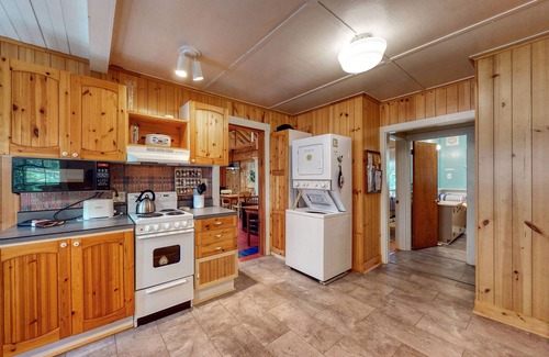 Boothbay Harbor Cabin | Spacious cabin in a secluded spot within pine woods - close to restaurants