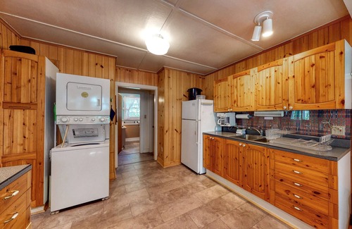 Boothbay Harbor Cabin | Spacious cabin in a secluded spot within pine woods - close to restaurants
