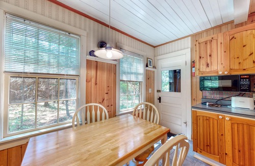 Boothbay Harbor Cabin | Spacious cabin in a secluded spot within pine woods - close to restaurants