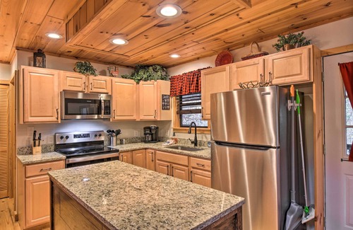 Blairsville Cabin | Spacious Cabin w/Furnished Deck + Hot Tub!