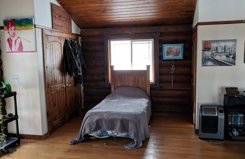 Mendon House | Spacious Cabin with Jetted Tub near Hiking Trails