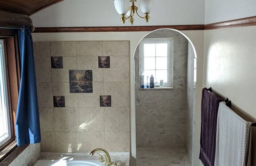 Mendon House | Spacious Cabin with Jetted Tub near Hiking Trails