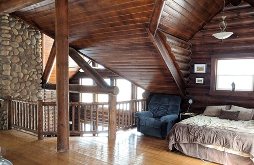 Mendon House | Spacious Cabin with Jetted Tub near Hiking Trails