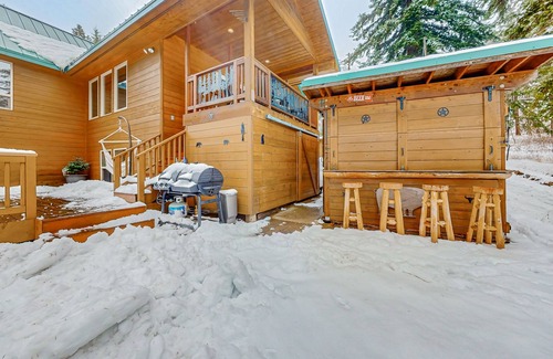 Cle Elum House | Spacious cabin with mountain views, saltwater hot tub, wood stove, & pool table