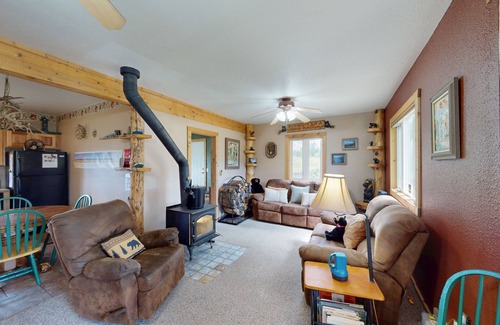 Drake House | Spacious cabin with stunning views, wifi, fully stocked kitchen & W/D