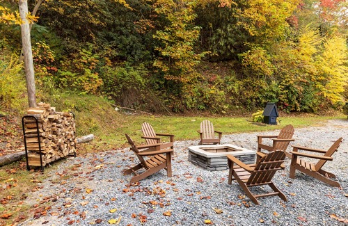 Bryson City Cabin | Spacious Cabins near boating & Nantahala OC with gameroom, hot tubs & fire pits