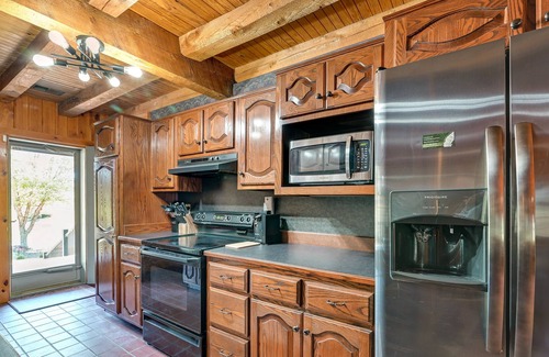 Campbellsville Cabin | Spacious Campbellsville Cabin w/ Pool & Hot Tub!
