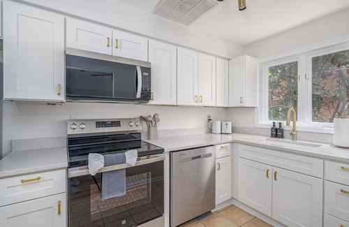 Historic Downtown Savannah Apartment | Spacious Carriage House| King Beds + Free Parking!