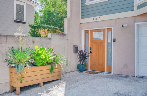 Historic Downtown Savannah Apartment | Spacious Carriage House| King Beds + Free Parking!