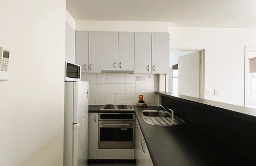Melbourne Central Business District Apartment | Spacious CBD Apartment for 5 | WiFi Included
