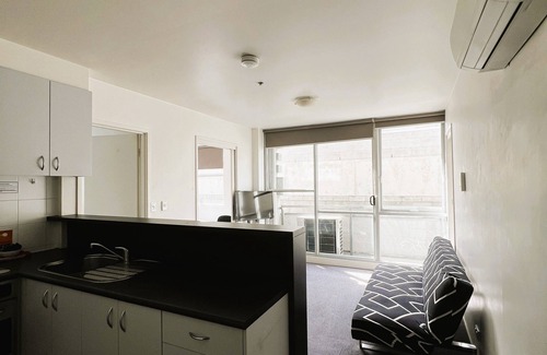 Melbourne Central Business District Apartment | Spacious CBD Apartment for 5 | WiFi Included