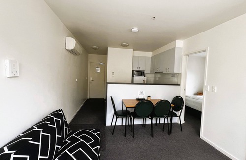 Melbourne Central Business District Apartment | Spacious CBD Apartment for 5 | WiFi Included
