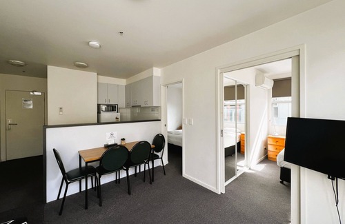 Melbourne Central Business District Apartment | Spacious CBD Apartment for 5 | WiFi Included