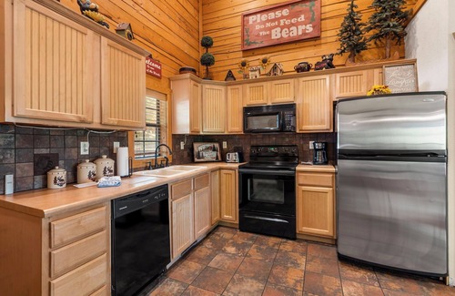 Branson Theater District Cabin | Spacious Cedar Cabin Near Branson Attractions – Sleeps 10