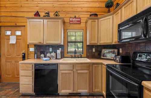 Branson Theater District Cabin | Spacious Cedar Cabin Near Branson Attractions – Sleeps 10