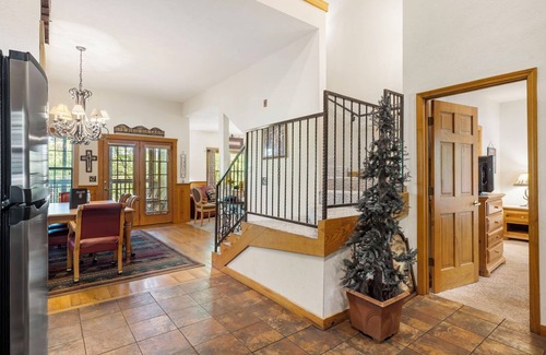 Branson Theater District Cabin | Spacious Cedar Cabin Near Branson Attractions – Sleeps 10