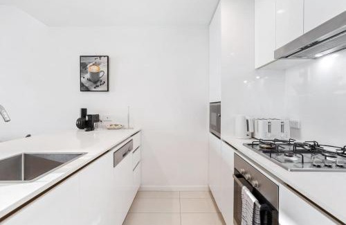 Fortitude Valley Apartment | Spacious Central 2BR - Free Parking & Balcony & Pool