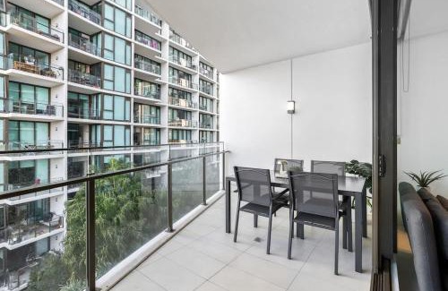 Fortitude Valley Apartment | Spacious Central 2BR - Free Parking & Balcony & Pool