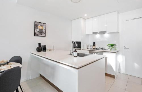 Fortitude Valley Apartment | Spacious Central 2BR - Free Parking & Balcony & Pool