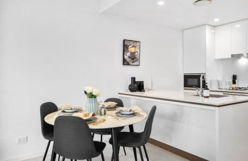 Fortitude Valley Apartment | Spacious Central 2BR - Free Parking & Balcony & Pool
