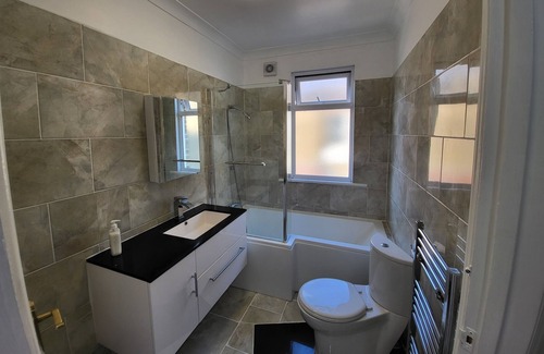 Southfields House | Spacious Central 5 Bedroom House by Tube Station