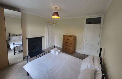 Southfields House | Spacious Central 5 Bedroom House by Tube Station