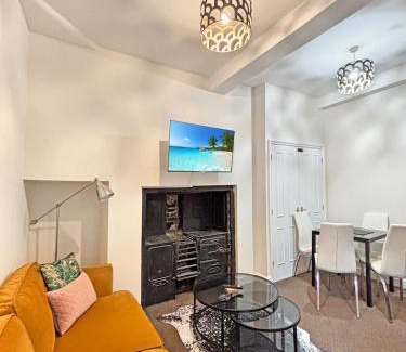 Newark Apartment | Spacious Central Apartment Sleeps 6 - Newark Town Centre - Amaya Twelve