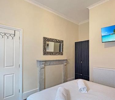 Newark Apartment | Spacious Central Apartment Sleeps 6 - Newark Town Centre - Amaya Twelve