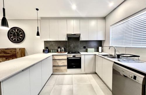 George Apartment | Spacious Central George Getaway at 1 on York