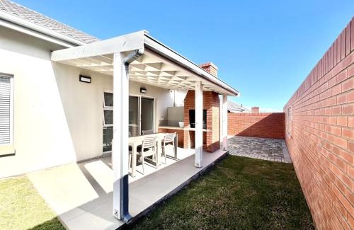 George Apartment | Spacious Central George Getaway at 1 on York
