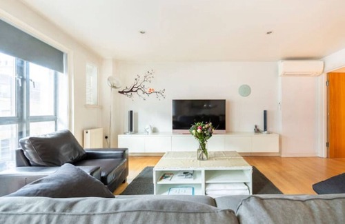 Shoreditch Apartment | Spacious Central-London Haven, nestled between restaurants and bars