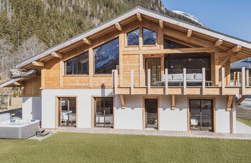 Les Tines Ski Chalet | Spacious chalet in Chamonix with jacuzzi and parking, pets allowed