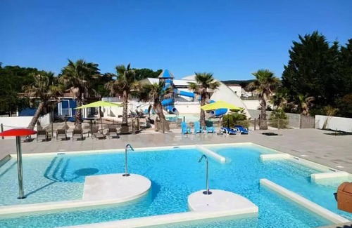 Vouneuil-sur-Vienne Ski Chalet | Spacious chalet with 3 bedrooms and 2 bathrooms sleeps 6