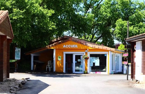 Vouneuil-sur-Vienne Ski Chalet | Spacious chalet with 3 bedrooms and 2 bathrooms sleeps 6