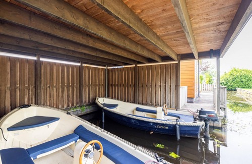 Bantega Ski Chalet | Spacious chalet in Friesland, including a sloop