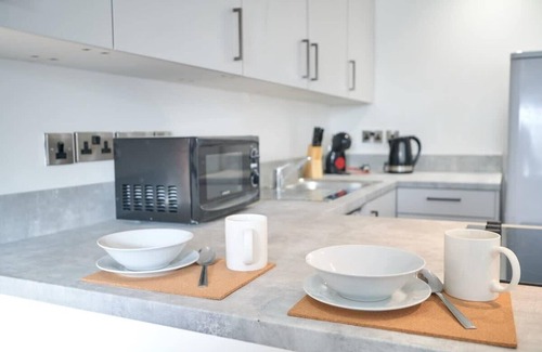 Preston Apartment | Spacious & Characterful Preston Apartment w Parking