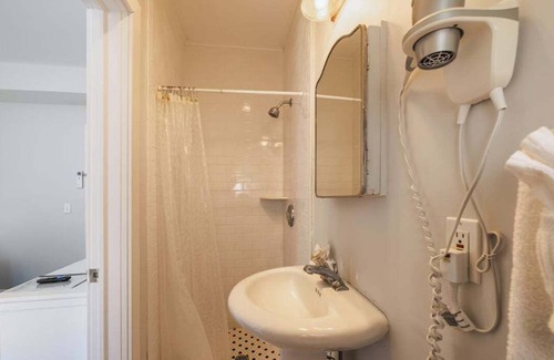 Sun City House | Spacious, Charming 2-bedroom Menifee Home, 30 mins to Disneyland!