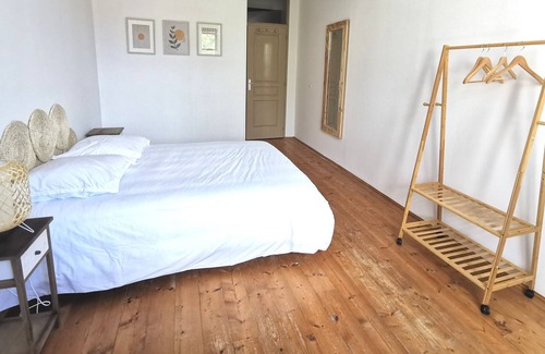 Monflanquin House | Spacious charming house, terrace and view of the square