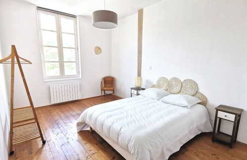 Monflanquin House | Spacious charming house, terrace and view of the square