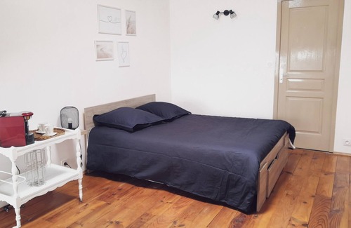 Monflanquin House | Spacious charming house, terrace and view of the square