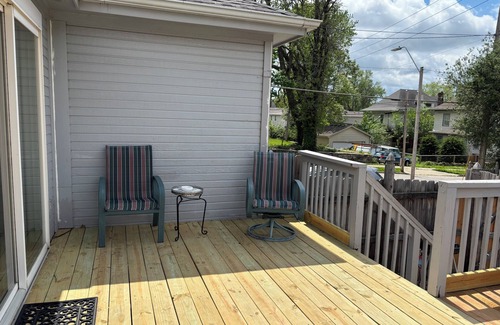 Kansas City House | Spacious Charming Md-twn, 2Sty, 8-10Bd, Deck/Patio, Wi-Fi, Laundry N Heart of KC