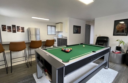 North City House | Spacious, Cheerful, Modern Home 5 BR, 3BA, 2KIT