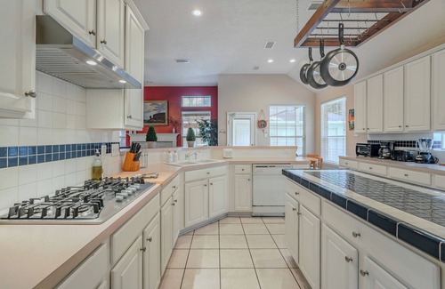 Alden Bridge House | Spacious & Classic 5BR House for 11 w/Backyard + Covered Deck