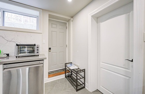 Etobicoke House | Spacious Classic Quiet Basement