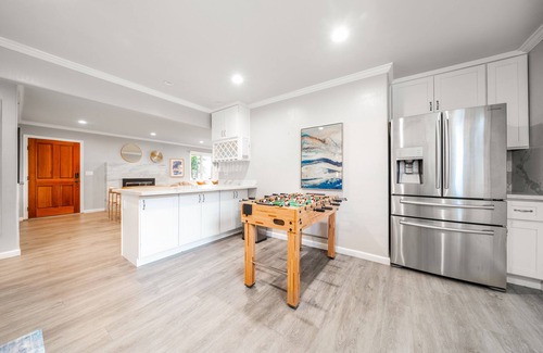 Los Gatos House | Spacious & Classy 4BR Los Gatos Villa: Jetted Tub & Foozball
